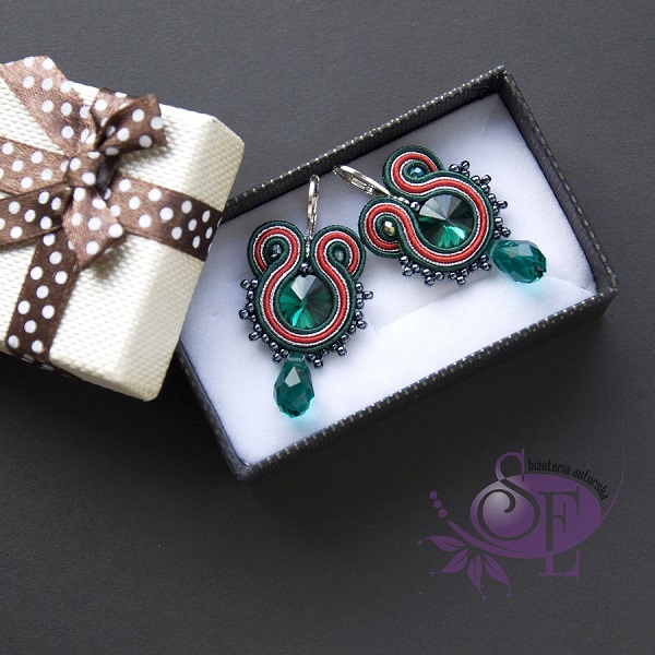 Niewielkie kolczyki sutasz Szmaragdowy kolor w stylizacji świątecznej