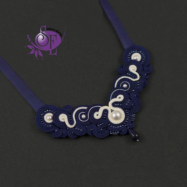 Naszyjnik sutasz z perłami Perły w świątecznej odsłonie