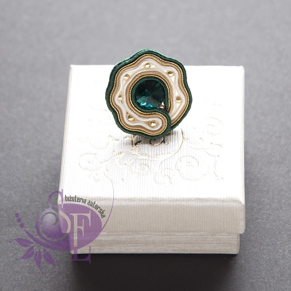 Pierścionek z kryształkiem w kolorze emerald green Pierścionek sutasz, biżuteria na święta