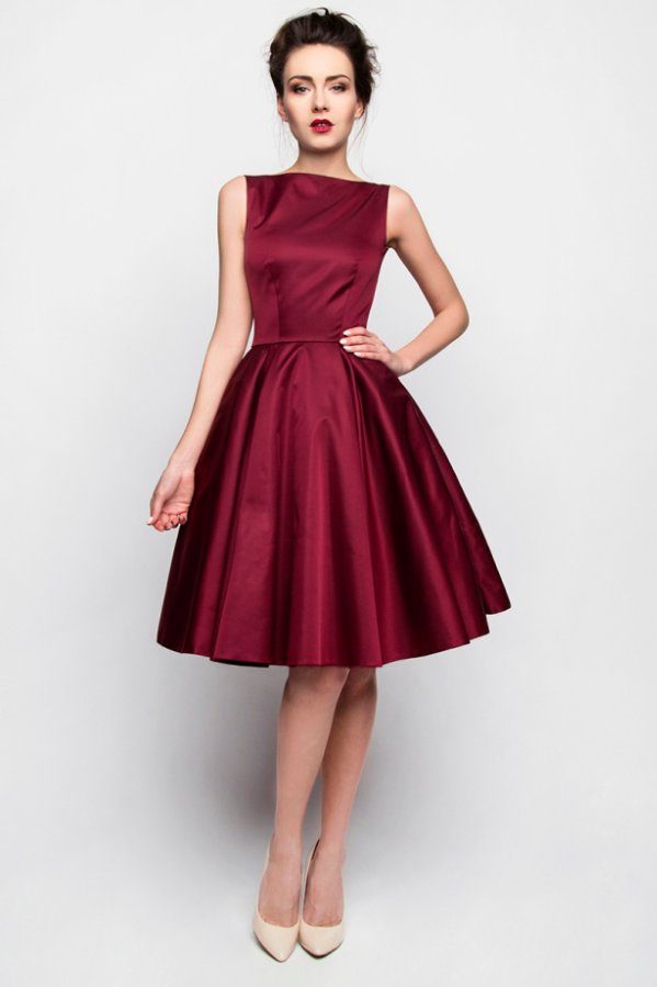 Sukienka w burgundowym kolorze